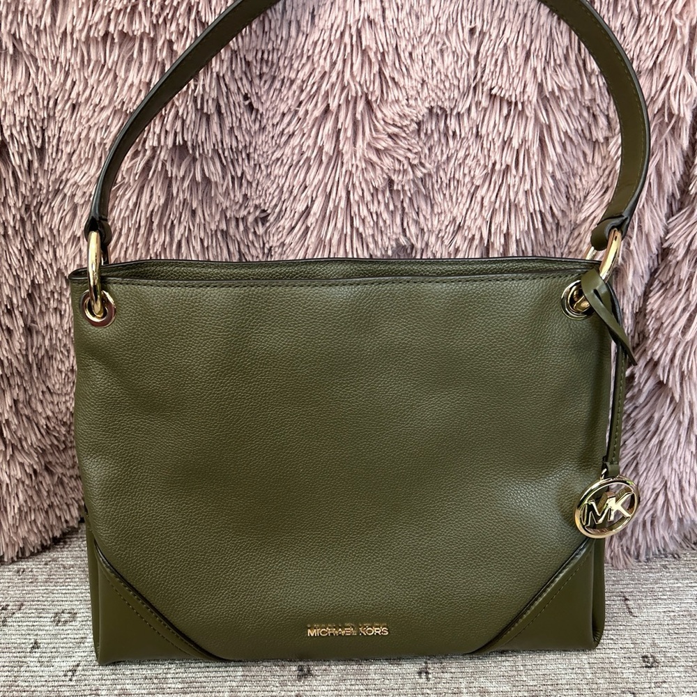 Like new Michael Kors shoulder bag.